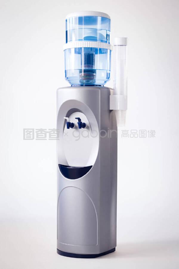 白色背景的飲水機 現(xiàn)代辦公與家居飲水設備的融合美學與功能選擇